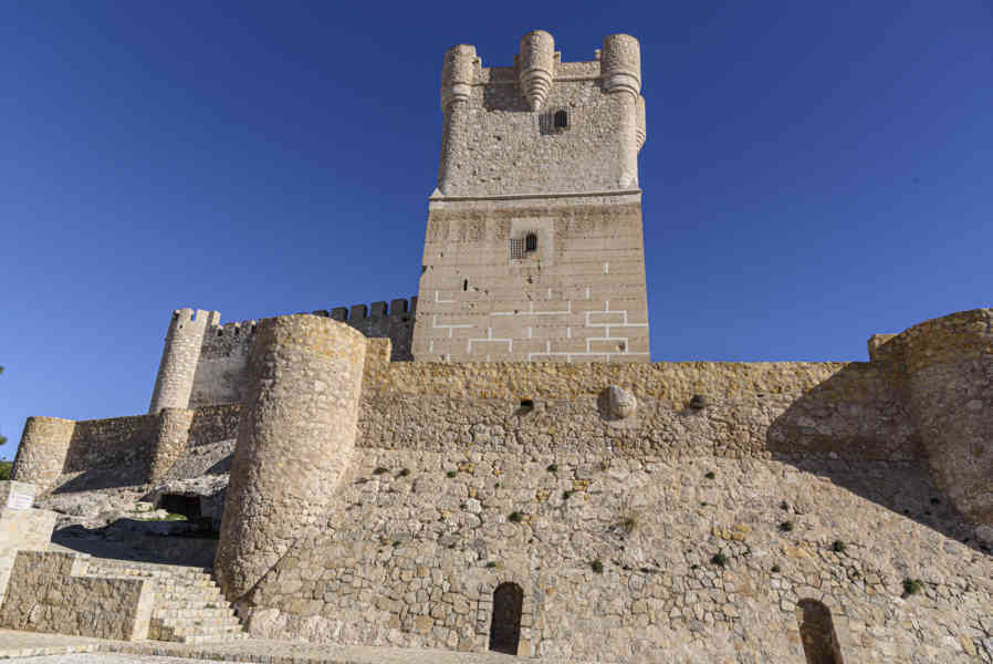 Alicante - Villena 12 - castillo de la Atalaya.jpg